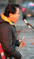 Bandprobe am Mainufer: Gitarrist