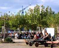 Cafe Pflasterstrand auf dem Obermainkai