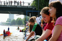 Besucherinnen des Dragonboat-Festivals