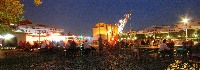 Kran und Biergarten an Weseler Sommerwerft