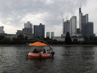 Oranges Barbecueboot vor der Skyline