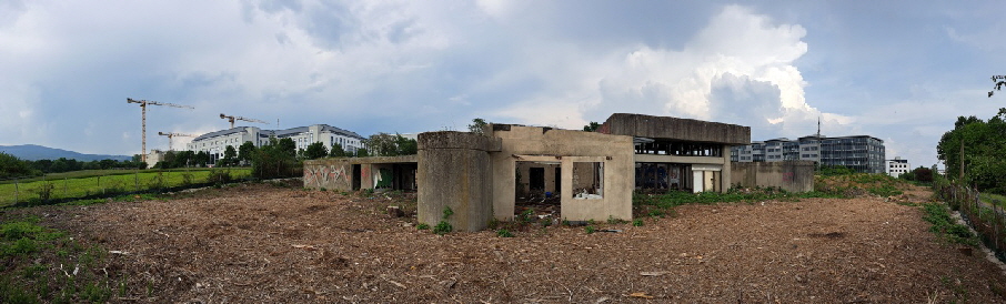 Brutalismus-Bungalow im Mai 2023 am Kronberger Hang 1a zwischen Schwalbach und Kronberg.