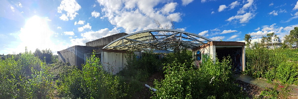 Blick auf den Carport des Eingangsbereiches