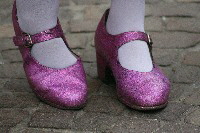 lila Schuhe mit weissen Strmpfen