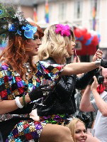 CSD Frankfurt: Damen im offenen Wagen