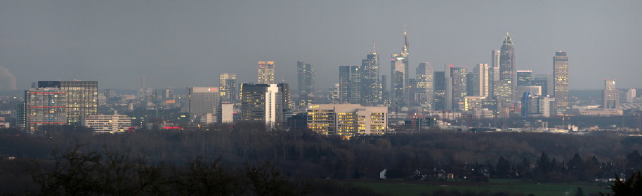 Blick von Bad Soden auf die Frankfurter Skyline abends