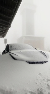 Eingeschneiter Tesla auf dem Groen Feldberg (Taunus)