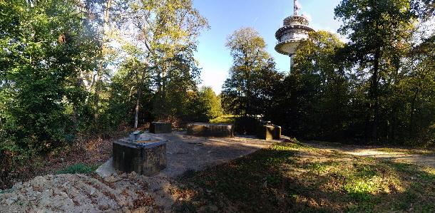 Fundament Atzelbergturm, im Hintergrund der Fernmeldeturm