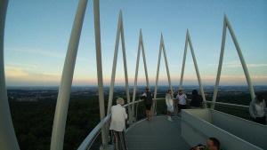 Besucher im Abendlicht auf dem neuerffneten Hardtbergturm in Knigstein-Mammolshain