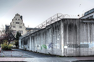 Gefngnismauer, im Hintergrund das Amtsgericht Frankfurt-Hchst