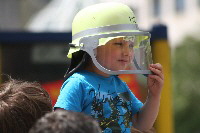 Kleiner Zuschauer mit Feuerwehrhelm