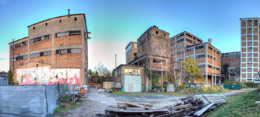 Hattersheim, aufgegebene Cellulose-Fabrik: Efeu rankt die Fabrikwnde hoch, Birken wachsen auf dem Fabrikhof: Die Natur erobert das ehemalige Fabrikgelnde zurck.