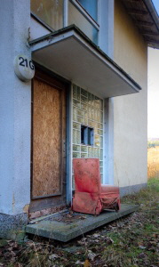 Samtpolsterstuhl vor der Haustr