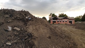 Rohbau Im Tries inmitten des gerodeten Gelndes