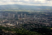 Blick auf die Frankfurter Skyline und Sachsenhausen im Juni 2013
