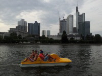 Oranges Tretboot vor der Skyline