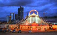 Circus Barelli vor der Skyline