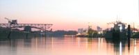 Hafenbecken in Offenbach, rechts der Kingkamehameha Club, im Hintergrund die Skyline