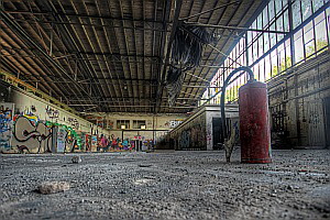 Feuerslscher auf dem Boden des Hangars des Fliegerhorsts Eschborn