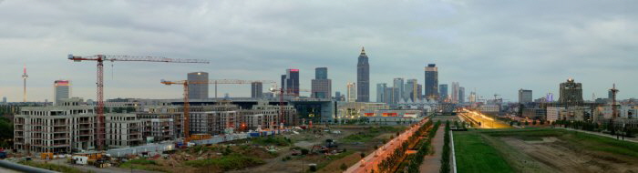 Europa-Allee im Juli 2012, im Hintergrund die Frankfurter Skyline Europa-Allee im Juli 2012, im Hintergrund die Frankfurter Skyline