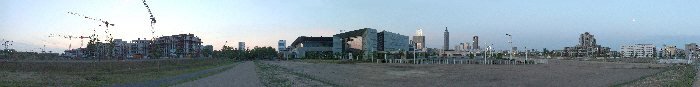 mittig die Messe, links ETWs im Bau