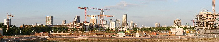 Blick von Westen entlang der Europa-Allee auf die Skyline