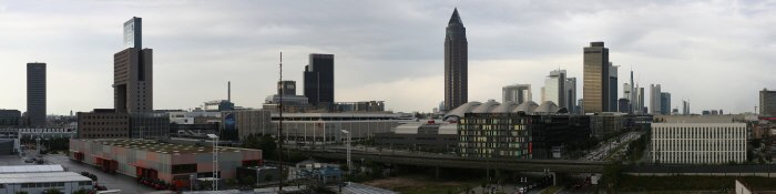 Blick vom Europaviertel auf die Frankfurter Messe im August 2013