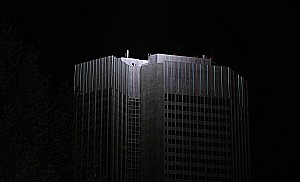 In Licht getauchte Spitze des Eurotowers