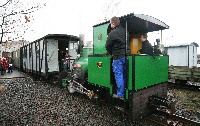 Feldbahnmuseum Frankfurt: Lok und Waggons beim Rangieren