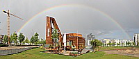 Regenbogen über dem Gartenholzhaus laubeliebehoffnung; Europaviertel Frankfurt Regenbogen über dem Gartenholzhaus laubeliebehoffnung; Europaviertel Frankfurt