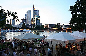 Sonnenschirme am Mainstrand mit Blick auf die Skyline