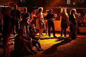 Zuhrer vor einer Open-Air-Bhne