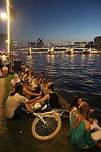 Chillen am Mainufer: Am anderen Ufer Restlicht hinter der Skyline
