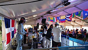 Latina-Band im Salsa-Zelt