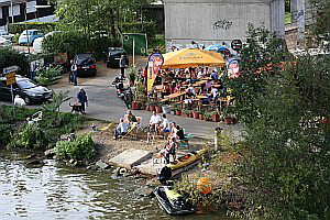 Direkt am nrdlichen Mainufer unter der Eisenbahnbrcke