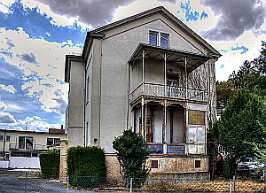 Geisterhaus Bad Soden am Taunus: Balkon- und Baldachin-Konstruktion